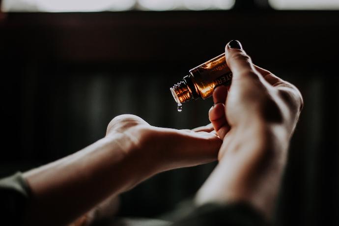 crédit photo odoo person holding amber glass bottle