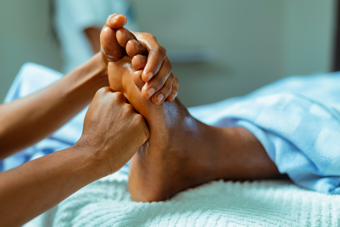 crédit photo odoo a person laying in a bed with their feet up